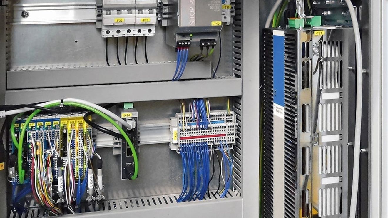 The modular S-DIAS automation system saves space in the control cabinet. It takes over the control and process monitoring and ensures the necessary safety in the riveting process.  The SDD 210 servo drive is shown on the right.