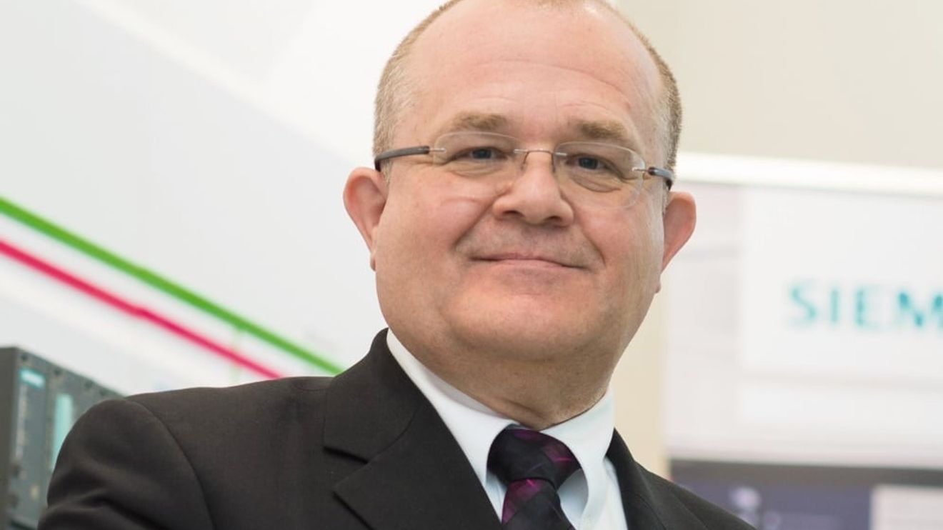 Ewald Kuk, Siemens: „5G erreicht genügend Band- breite, um neue Services wie Remote Maintenance zu ermöglichen.“ Ewald Kuk, Siemens: „5G erreicht genügend Band- breite, um neue Services wie Remote Maintenance zu ermöglichen.“