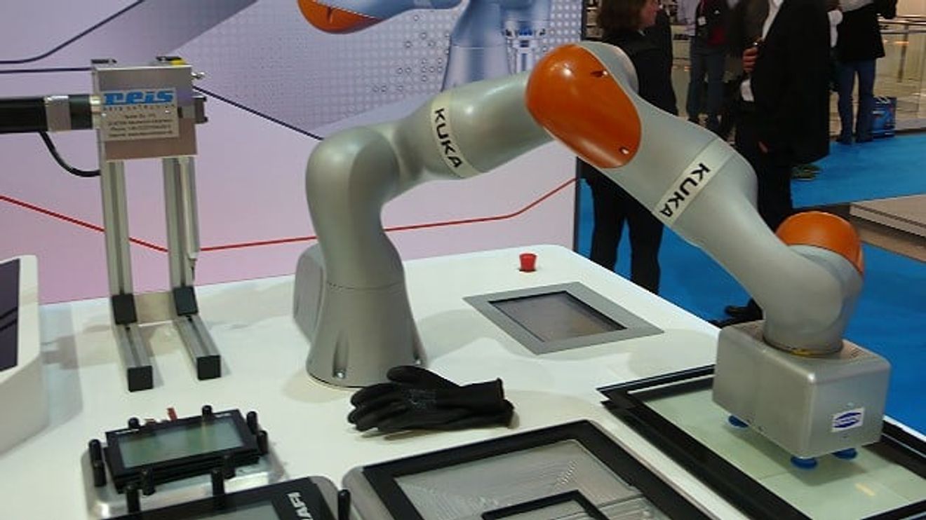 In display production, the lightweight robot can, among other things, bring glass panes into the correct position.