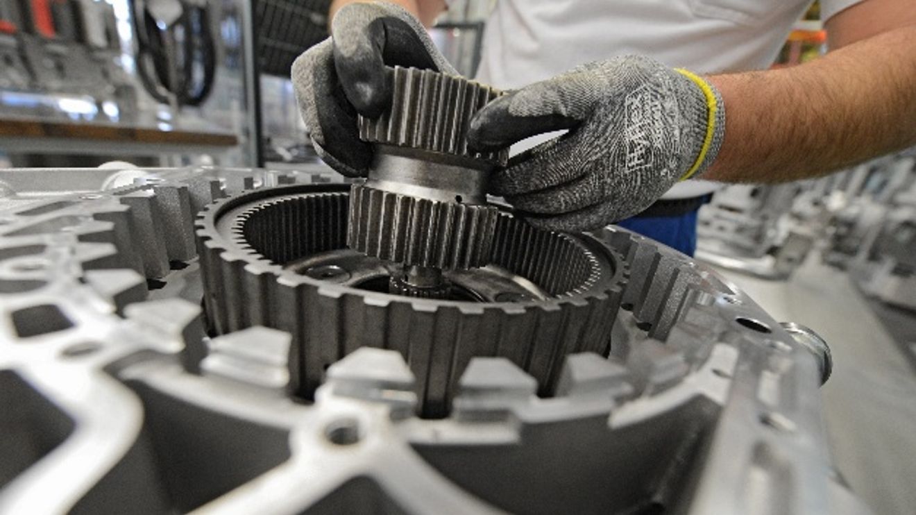 Ein Arbeiter baut in einem Werk der ZF Friedrichshafen AG ein Getriebe für einen Omnibus zusammen. Ein Arbeiter baut in einem Werk der ZF Friedrichshafen AG ein Getriebe für einen Omnibus zusammen.