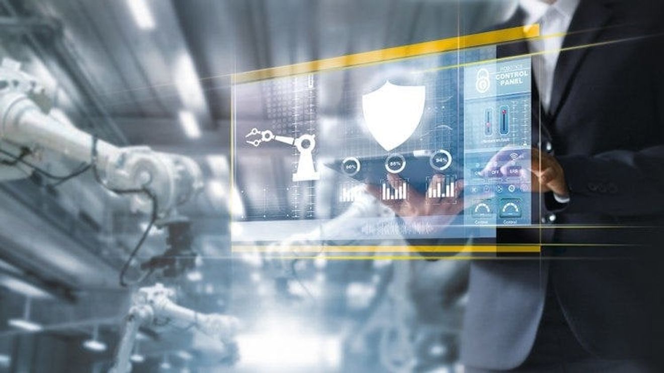 Security ist ein ‚moving target‘, verändert sich also während des Produkt-Lebenszyklus. Angreifer entwickeln immer bessere Methoden, um Abwehrmaßnahmen zu überwinden. Daher müssen die Maßnahmen gegen Cyber-Bedrohungen kontinuierlich verbessert werden