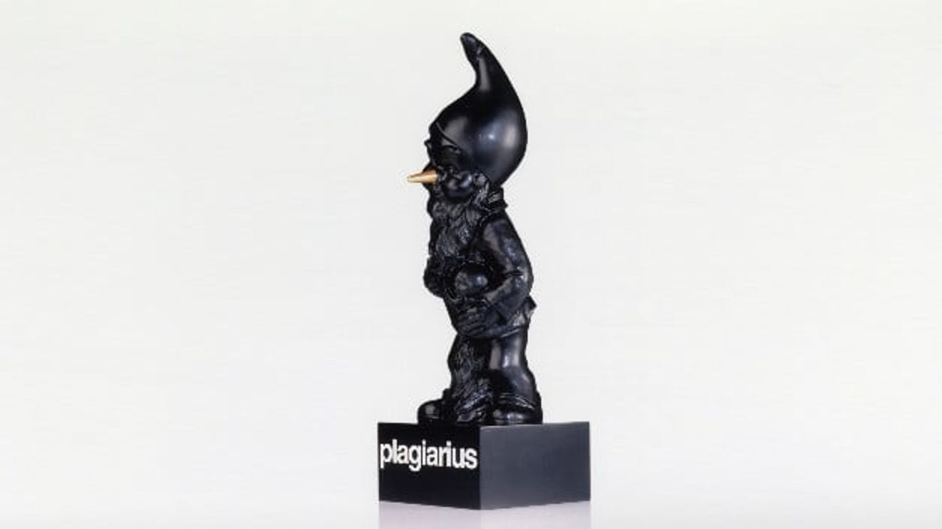 The black dwarf with the golden nose is awarded to outstanding counterfeiters. The black dwarf with the golden nose is awarded to outstanding counterfeiters.