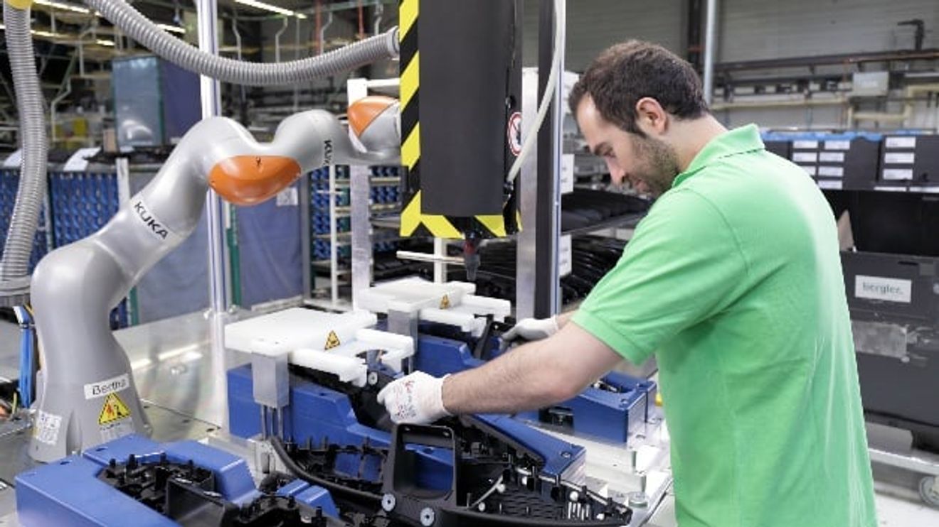 Teamwork with Cobot, Kuka
