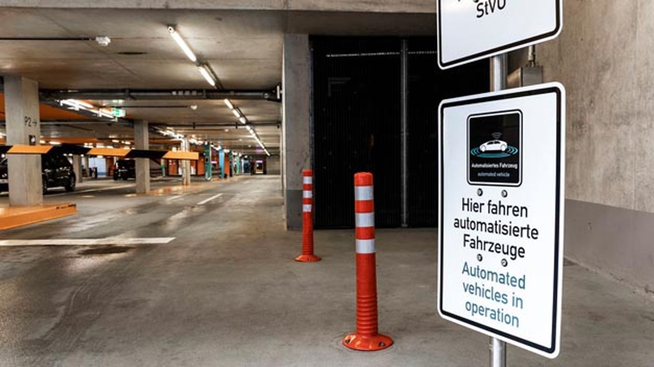 Daimler and Bosch have demonstrated the everyday use of Automated Valet Parking in the parking garage of the Mercedes-Benz Museum in Stuttgart. The system has now received approval. Daimler and Bosch have demonstrated the everyday use of Automated Valet Parking in the parking garage of the Mercedes-Benz Museum in Stuttgart. The system has now received approval.