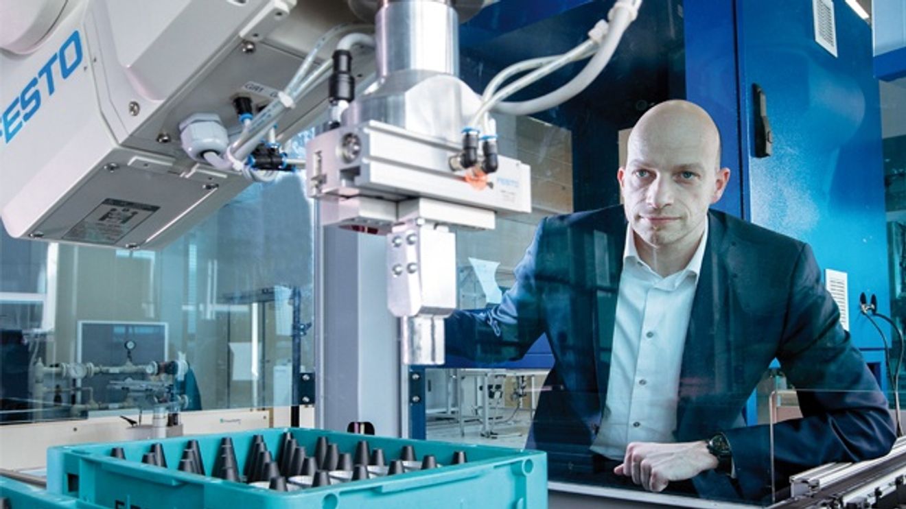 Industrial robots in a palletizing system Industrial robots in a palletizing system