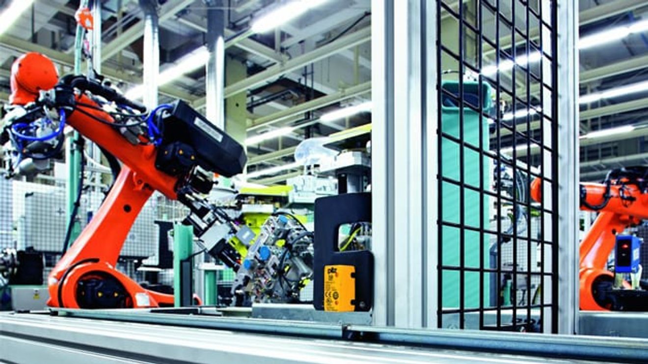 Intelligente Sensoren dienen bei der Mensch Roboter Kooperation zur Positionsüberwachung Intelligente Sensoren dienen bei der Mensch Roboter Kooperation zur Positionsüberwachung