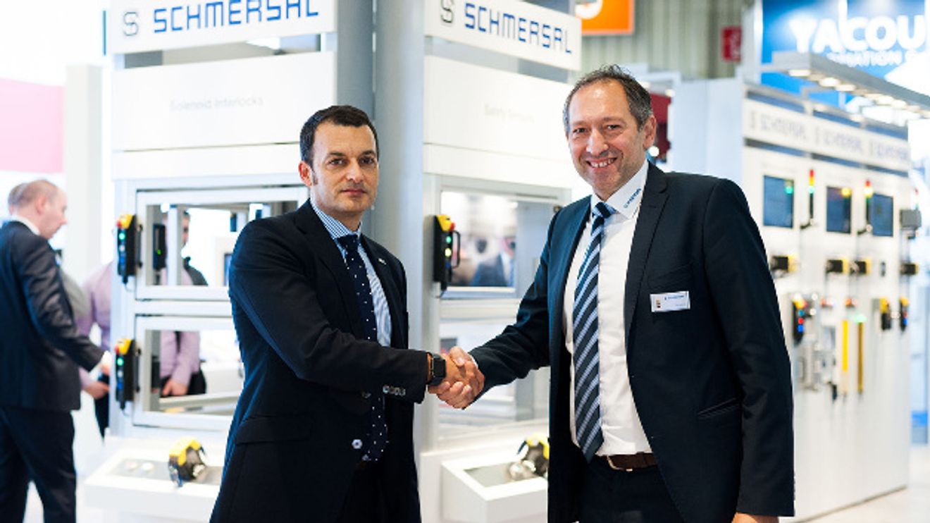 The Schmersal Group and Satech Safety Technology have entered into a worldwide sales partnership: Xavier Garcia, CEO of Satech Safety Technology (left), and Oscar Arias, Chief Sales Officer of the Schmersal Group.