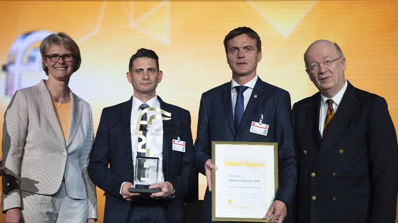 Hermes Award 2018: Federal Minister of Education and Research Anja Karliczek (left) presented the award to Giovanni Colucci and Harald Hartweck (center) from Endress+Hauser Messtechnik. On the right, jury chairman Prof. Dr. Wolfgang Wahlster from the DF Hermes Award 2018: Federal Minister of Education and Research Anja Karliczek (left) presented the award to Giovanni Colucci and Harald Hartweck (center) from Endress+Hauser Messtechnik. On the right, jury chairman Prof. Dr. Wolfgang Wahlster from the DF