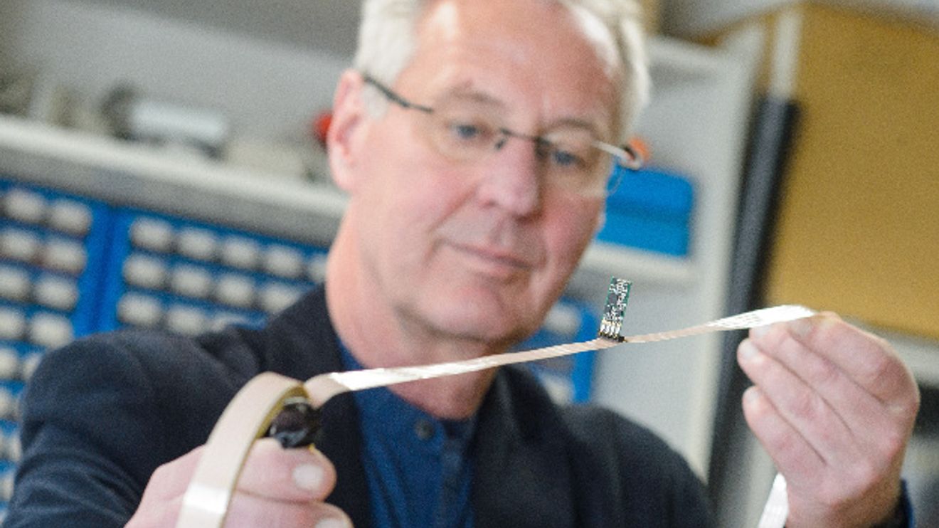 The sensor cable developed by Professor Uwe Hartmann's research group (photo) detects everything that changes the earth's magnetic field a few meters around it. The sensor normally lies flat on the cable.