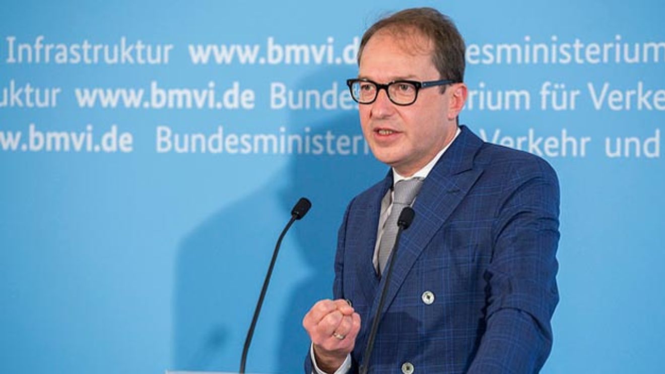 Freut sich darüber, dass der Bundesrat dem Gesetz zum automatisierten Fahren zugestimmt hat: Verkehrsminister Alexander Dobrindt. »Damit haben wir das modernste Straßenverkehrsrecht der Welt.« Freut sich darüber, dass der Bundesrat dem Gesetz zum automatisierten Fahren zugestimmt hat: Verkehrsminister Alexander Dobrindt. »Damit haben wir das modernste Straßenverkehrsrecht der Welt.«