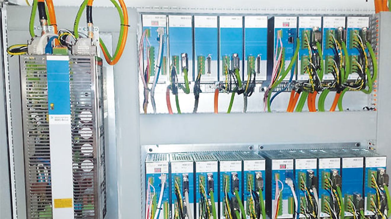 Kompakte Multi-Achs-Systee SDD 300 und MDD 100 von Sigmatek Kompakte Multi-Achs-Systee SDD 300 und MDD 100 von Sigmatek
