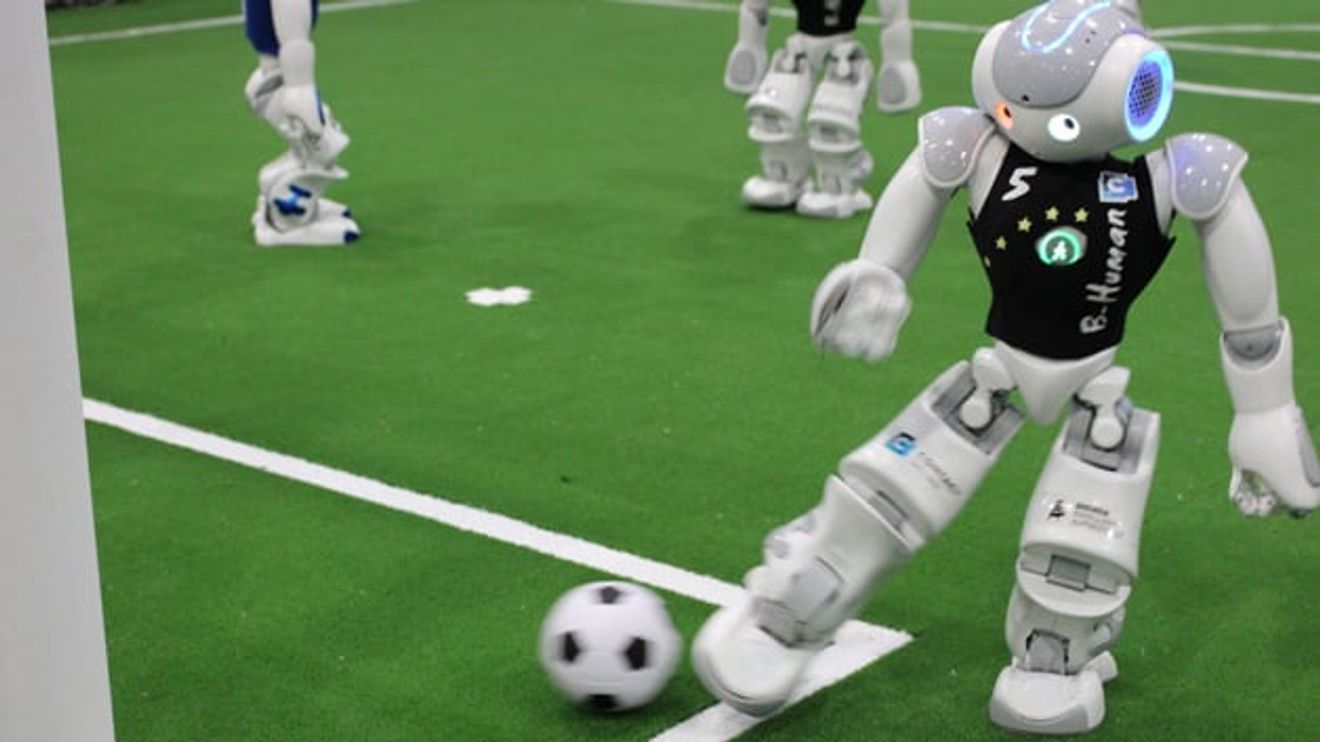 14_Nao-Roboter des Team B-Human im Spiel