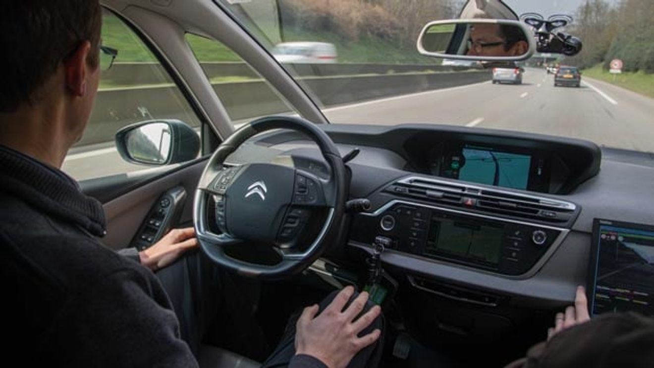 Hochautomatisiert von Paris nach Amsterdam fuhren zwei Citroën C4 Picasso. Hochautomatisiert von Paris nach Amsterdam fuhren zwei Citroën C4 Picasso.
