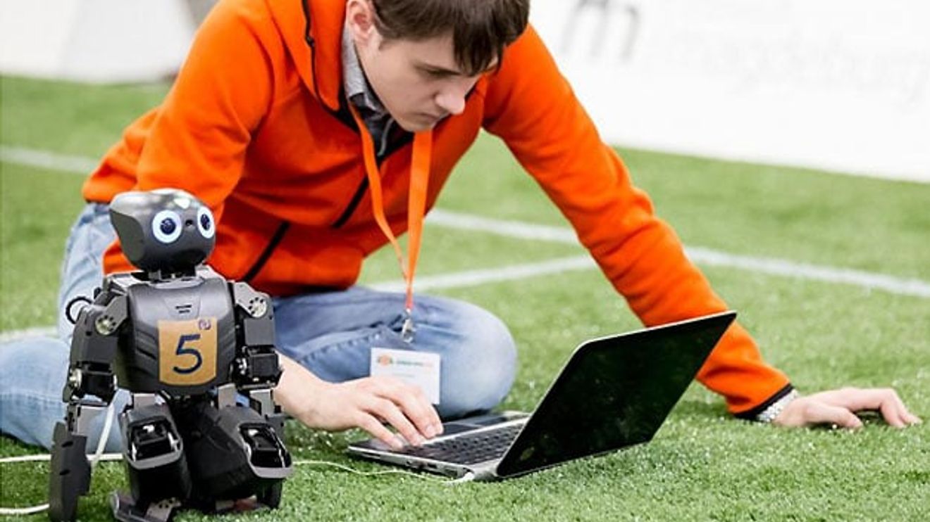 Roboter und Programmierer auf der RoboCup 2016 Roboter und Programmierer auf der RoboCup 2016