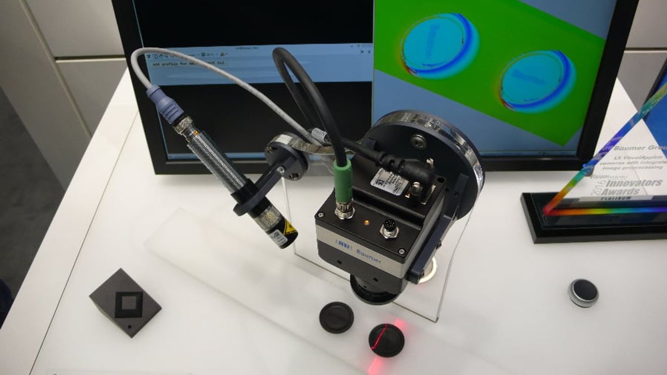 3D-Bildverarbeitung auf der Messe Vision 2016, hier nach dem Lasertriangulationsverfahren. 3D-Bildverarbeitung auf der Messe Vision 2016, hier nach dem Lasertriangulationsverfahren.
