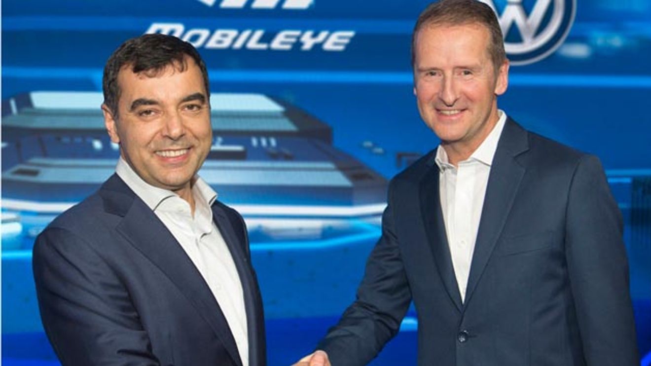 Prof. Amnon Shashua, Vorstandsvorsitzender und technischer Direktor von Mobileye (links) und Dr. Herbert Diess, Vorstandsvorsitzender der Marke Volkswagen bei der Vereinbarung zur Erstellung neuer Navigationsdaten. Prof. Amnon Shashua, Vorstandsvorsitzender und technischer Direktor von Mobileye (links) und Dr. Herbert Diess, Vorstandsvorsitzender der Marke Volkswagen bei der Vereinbarung zur Erstellung neuer Navigationsdaten.