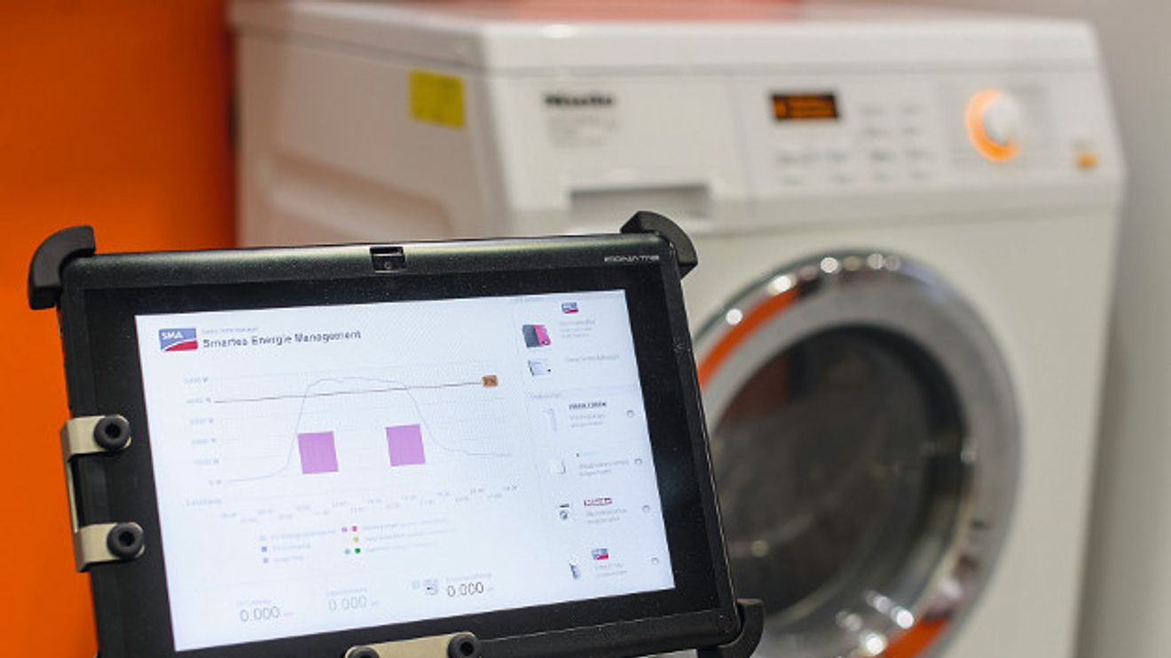 Tablet kommandiert Waschmaschine.  