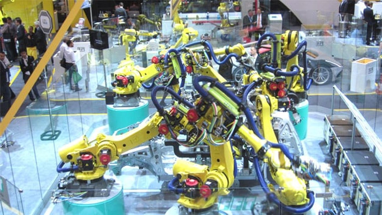 Synchronized collaboration of classic industrial robots