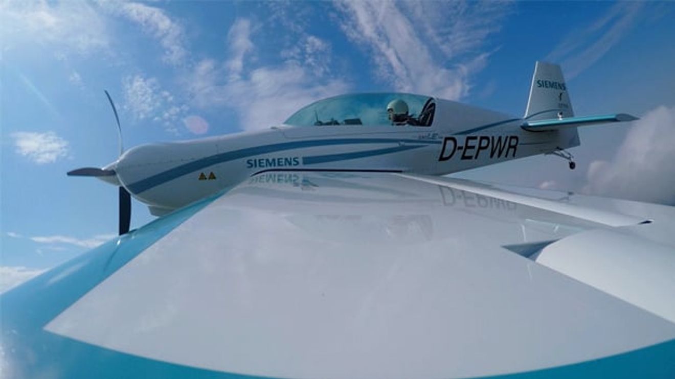 Record-breaking engine on maiden flight Record-breaking engine on maiden flight