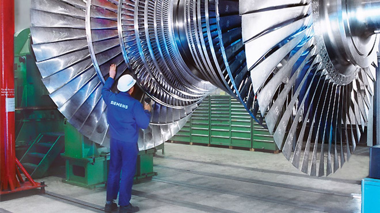 Ingenieur arbeitet an einer Dampfturbine von Siemens Ingenieur arbeitet an einer Dampfturbine von Siemens