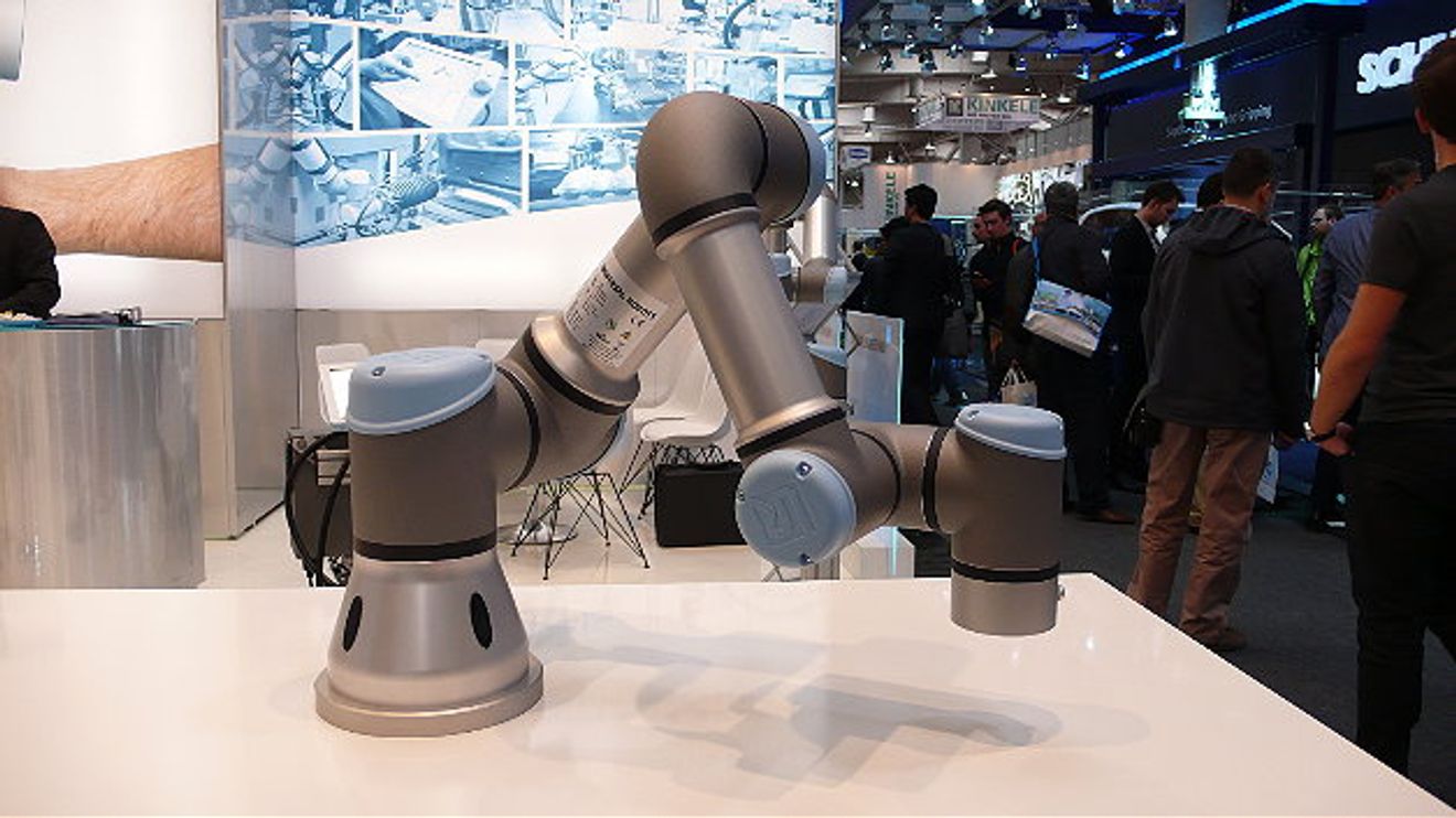 Der dänische MRK-Pionier Universal Robots präsentierte den einarmigen Leichtbau-Tischroboter UR3, der bei einem Gewicht von 11 kg eine Traglast von 3 kg hat. Weil er so programmierbar ist, dass er bei einer Kontaktkraft von 50 N automatisch stoppt, k Der dänische MRK-Pionier Universal Robots präsentierte den einarmigen Leichtbau-Tischroboter UR3, der bei einem Gewicht von 11 kg eine Traglast von 3 kg hat. Weil er so programmierbar ist, dass er bei einer Kontaktkraft von 50 N automatisch stoppt, k