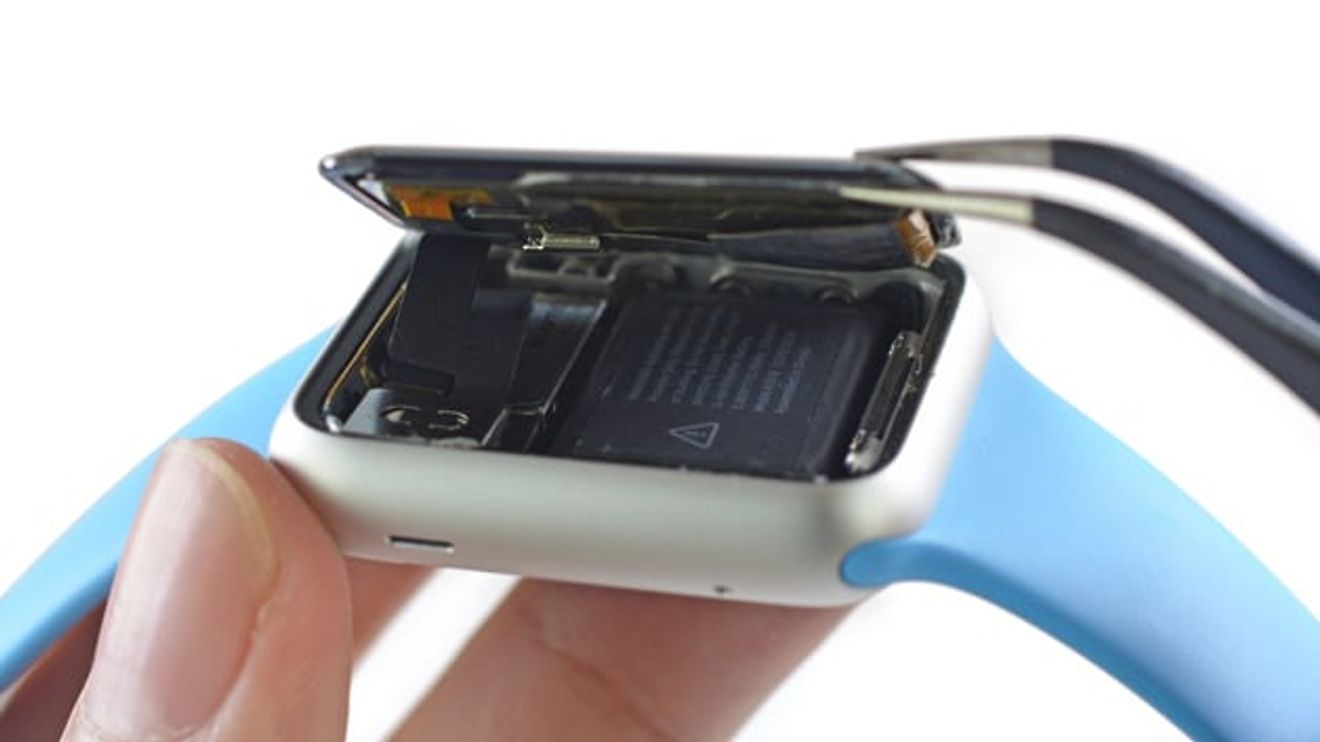 Die Abdeckung der Apple Watch Sport wird geöffnet Die Abdeckung der Apple Watch Sport wird geöffnet