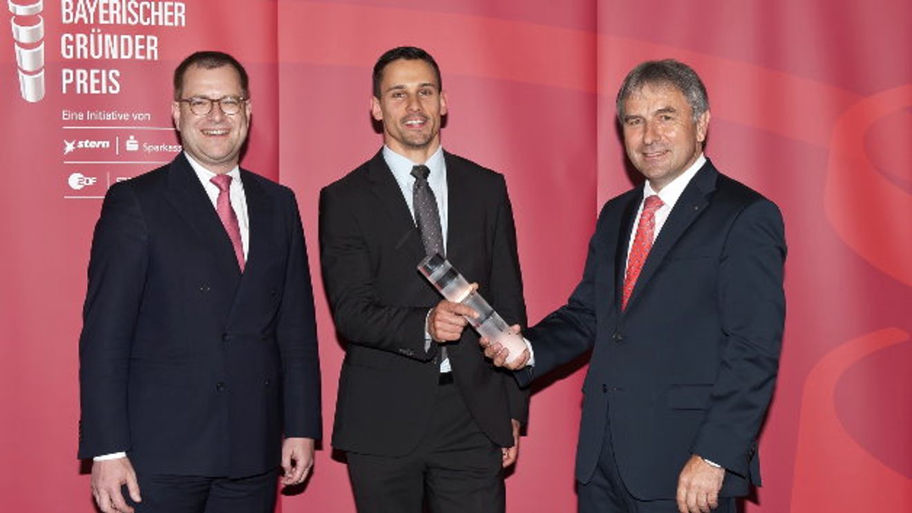Clemens Launer erhält den Bayerischen Gründerpreis 2015 für die iNDTact GmbH aus Würzburg Clemens Launer erhält den Bayerischen Gründerpreis 2015 für die iNDTact GmbH aus Würzburg