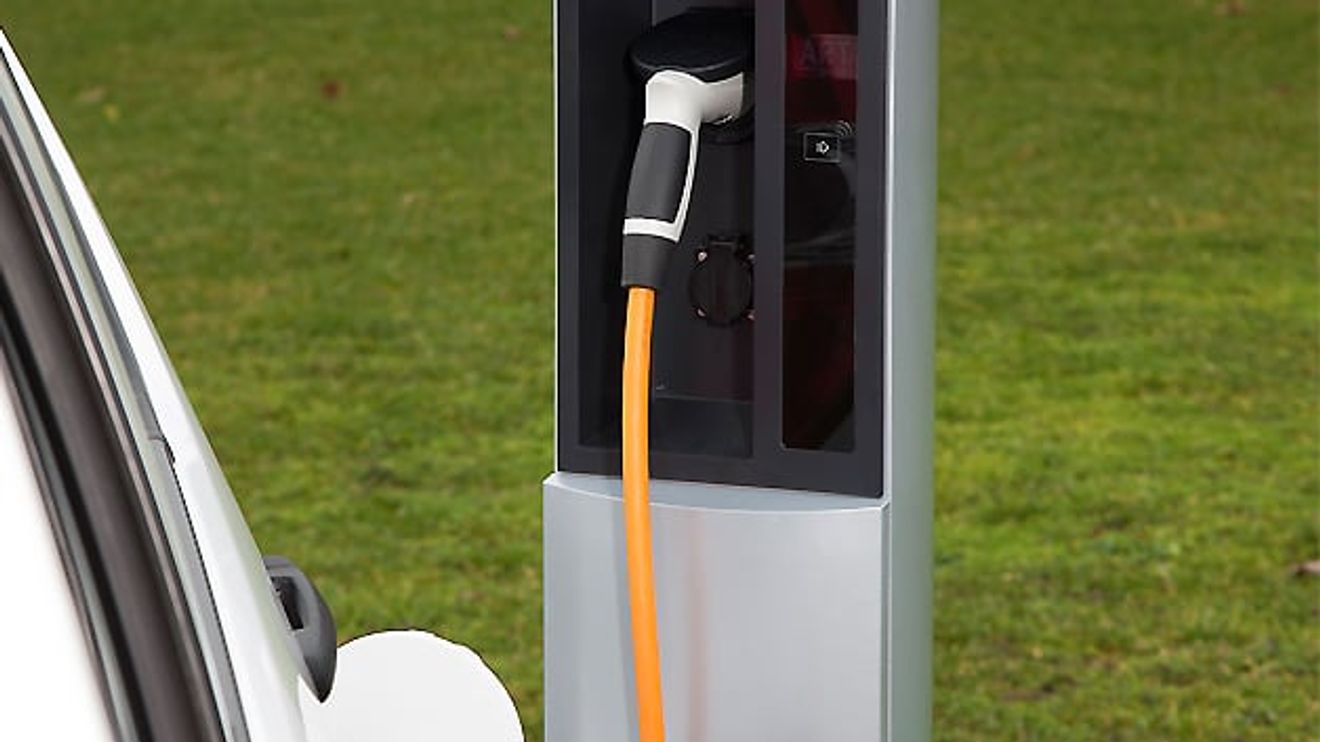 Elektrofahrzeug an Ladesäule Elektrofahrzeug an Ladesäule
