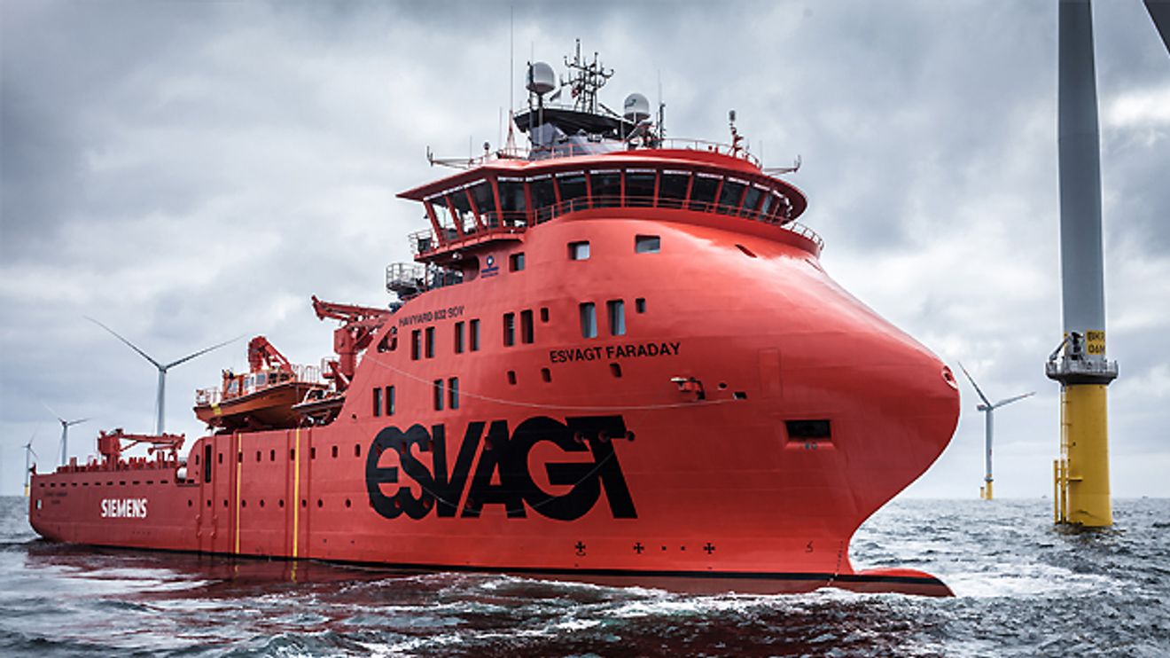 2 Serviceschiff von Siemens vor Offshore-Windkraftanlage 2 Serviceschiff von Siemens vor Offshore-Windkraftanlage
