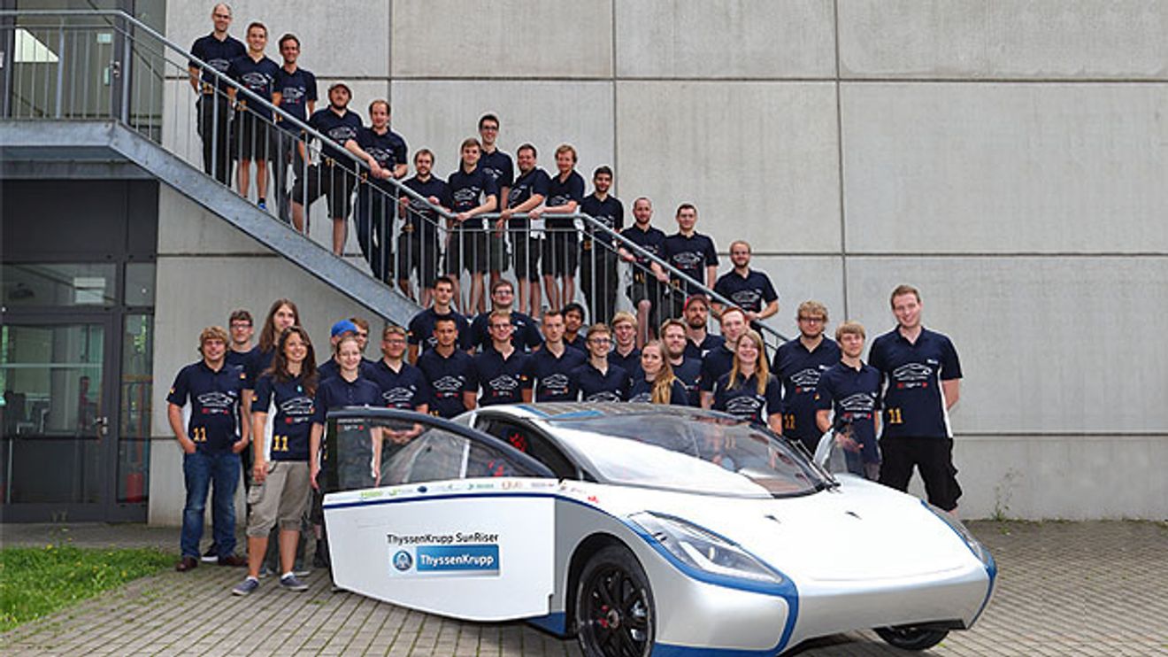 Studenten-Team der Hochschule Bochum mit dem ThyssenKrupp SunRiser Studenten-Team der Hochschule Bochum mit dem ThyssenKrupp SunRiser