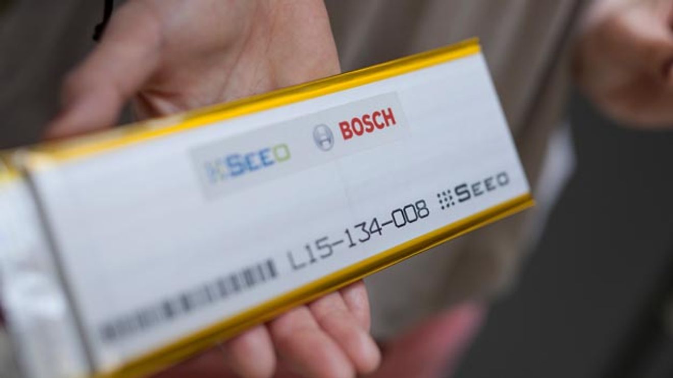 Bosch verfügt durch den Zukauf von Seeo über erste Musterzellen, die das Potenzial besitzen, den hohen Anforderungen der Automobilindustrie an Dauerhaltbarkeit und Sicherheit gewachsen zu sein.
