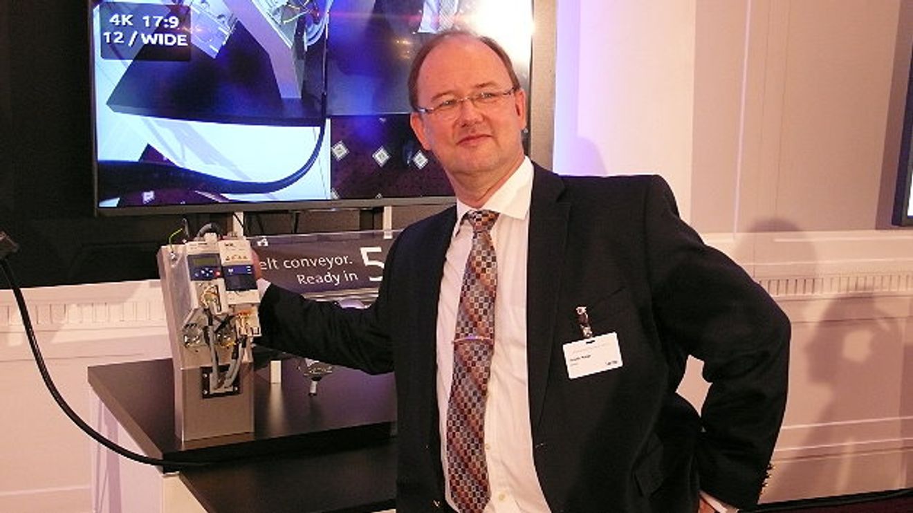 Lenze-Innovationsvorstand Frank Maier mit zwei Frequenzumrichtern der Baureihe »i500«: »Varianten-Management vor Ort spart Lagerkosten.«