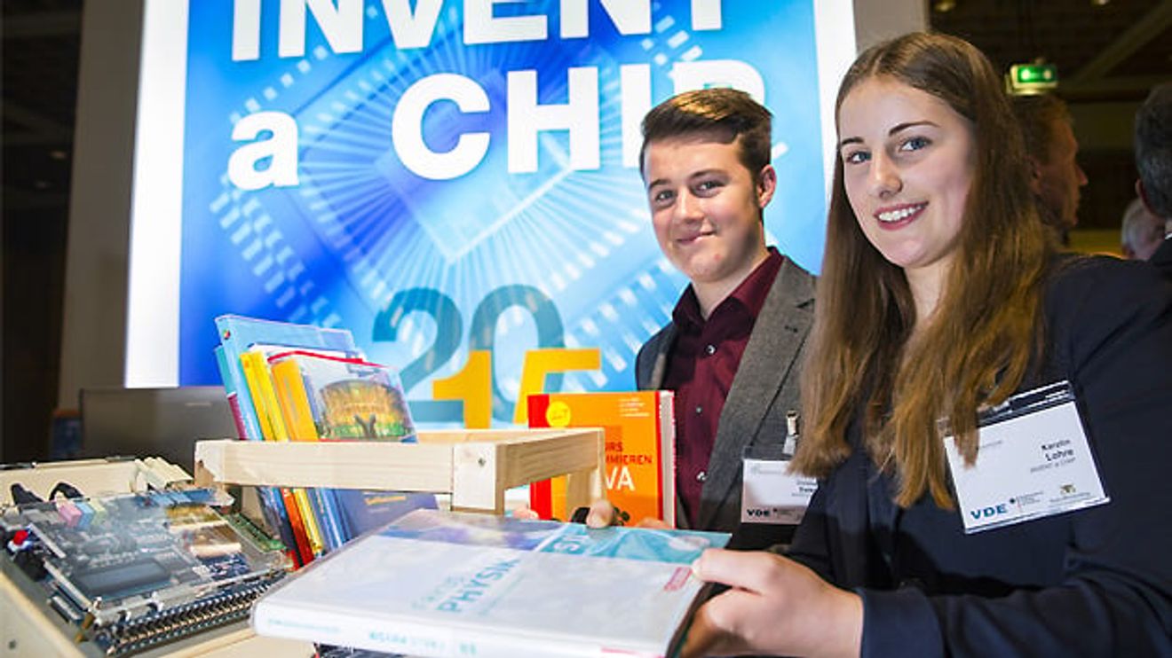 Christoph Sieland und Karoline Lohre, Platz 2 beim Wettbewerb Invent a Chip 2015 Christoph Sieland und Karoline Lohre, Platz 2 beim Wettbewerb Invent a Chip 2015