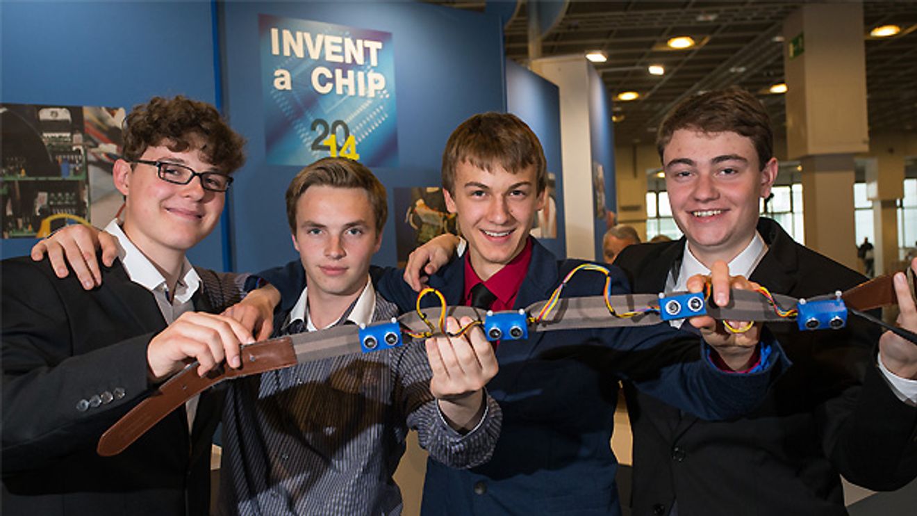 Paul Hubweber, Denis Martens, Silvio Nießner und Max Bergmann, Preisträger des ersten Platzes im Invent-a-Chip-Wettbewerb Paul Hubweber, Denis Martens, Silvio Nießner und Max Bergmann, Preisträger des ersten Platzes im Invent-a-Chip-Wettbewerb
