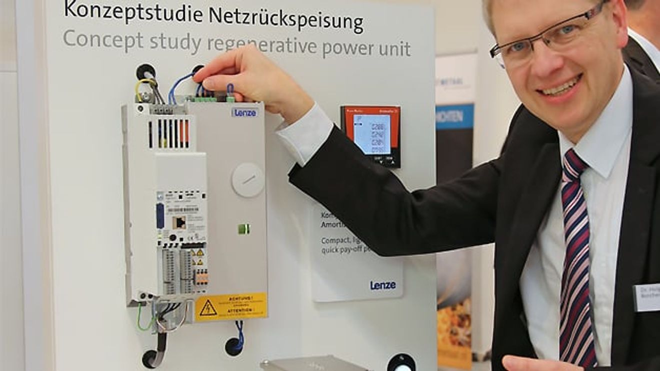 Prof. Dr. Holger Borcherding mit Prototyp eines neuen Energie Rückspeisekonzepts von Lenze Prof. Dr. Holger Borcherding mit Prototyp eines neuen Energie Rückspeisekonzepts von Lenze