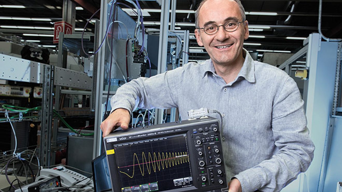 In den Bereich Antriebstechnik fällt die Erfindung von Dr. Hubert Schierling von der Siemens-Division Digitale Fabrik in Erlangen. Er hat hat die Regelung der Drehzahleinstellung von Elektromotoren so weiterentwickelt, dass ihre Nennleistung wesentli In den Bereich Antriebstechnik fällt die Erfindung von Dr. Hubert Schierling von der Siemens-Division Digitale Fabrik in Erlangen. Er hat hat die Regelung der Drehzahleinstellung von Elektromotoren so weiterentwickelt, dass ihre Nennleistung wesentli