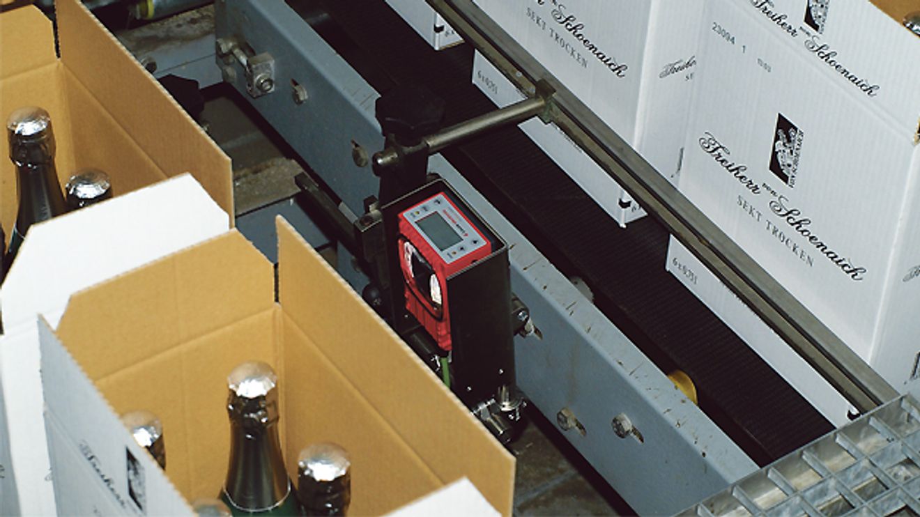 Smart Kameras lesen auf Karton gedruckte 2D-Data-Matrix-Codes Smart Kameras lesen auf Karton gedruckte 2D-Data-Matrix-Codes