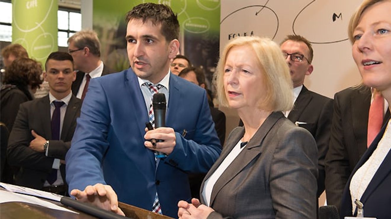 Preisträger Markus Weber mit Johanna Wanka und Gesche Jost