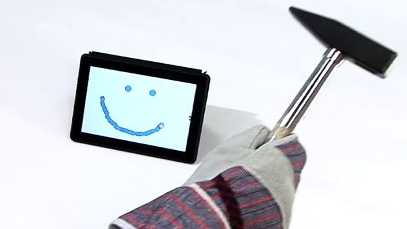 Kindle Fire Tablet wird mit handschuhen bedient, dank der Myestro Gestensteuerung Kindle Fire Tablet wird mit handschuhen bedient, dank der Myestro Gestensteuerung