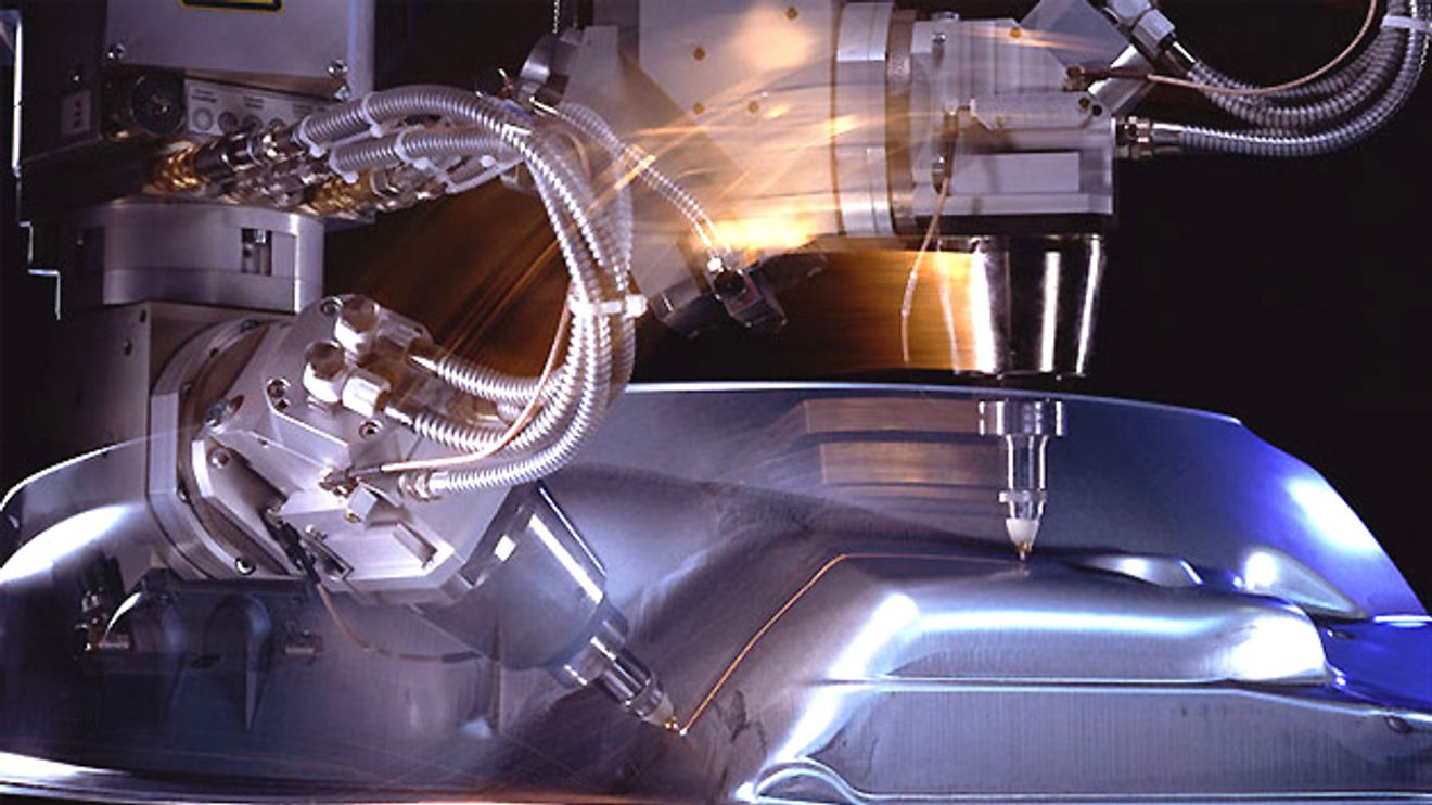 3-D-Laserschneiden mit Werkzeugmaschine von Trumpf 3-D-Laserschneiden mit Werkzeugmaschine von Trumpf