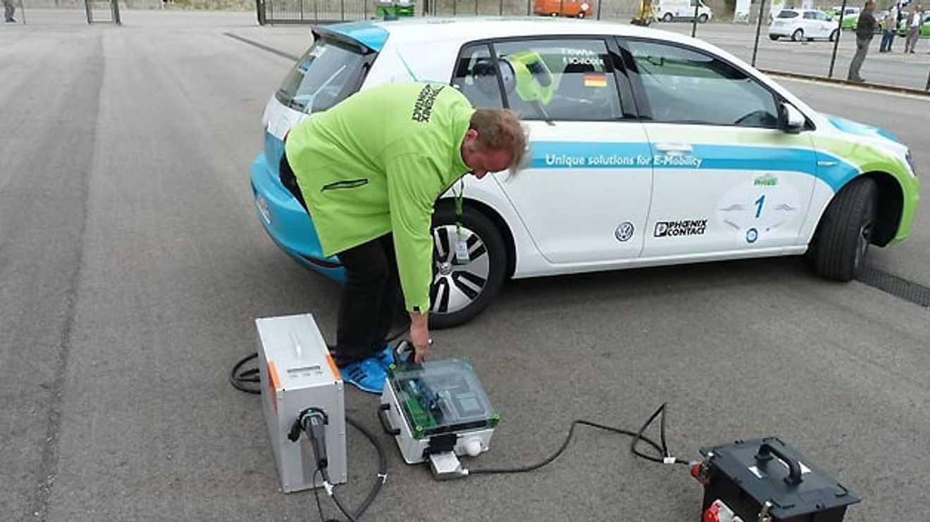 Frank Schröder beim Anschluss der Quickcharge-Box und der FrankundFrank-Box Frank Schröder beim Anschluss der Quickcharge-Box und der FrankundFrank-Box