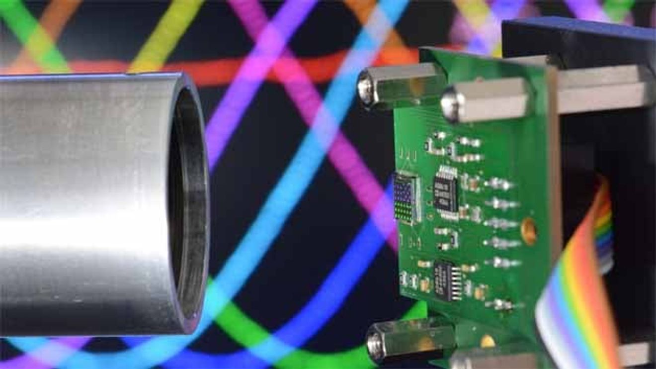 Auf der Testplatine befindet sich der Polarisationssensor, der den Drehwinkel misst. Links im Bild: Eine Welle mit integrierter Polarisationsfolie. Auf der Testplatine befindet sich der Polarisationssensor, der den Drehwinkel misst. Links im Bild: Eine Welle mit integrierter Polarisationsfolie.