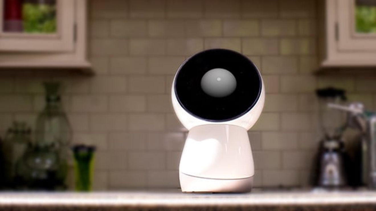 Familienroboter Jibo in weiß steht auf der Küchen-Anrichte