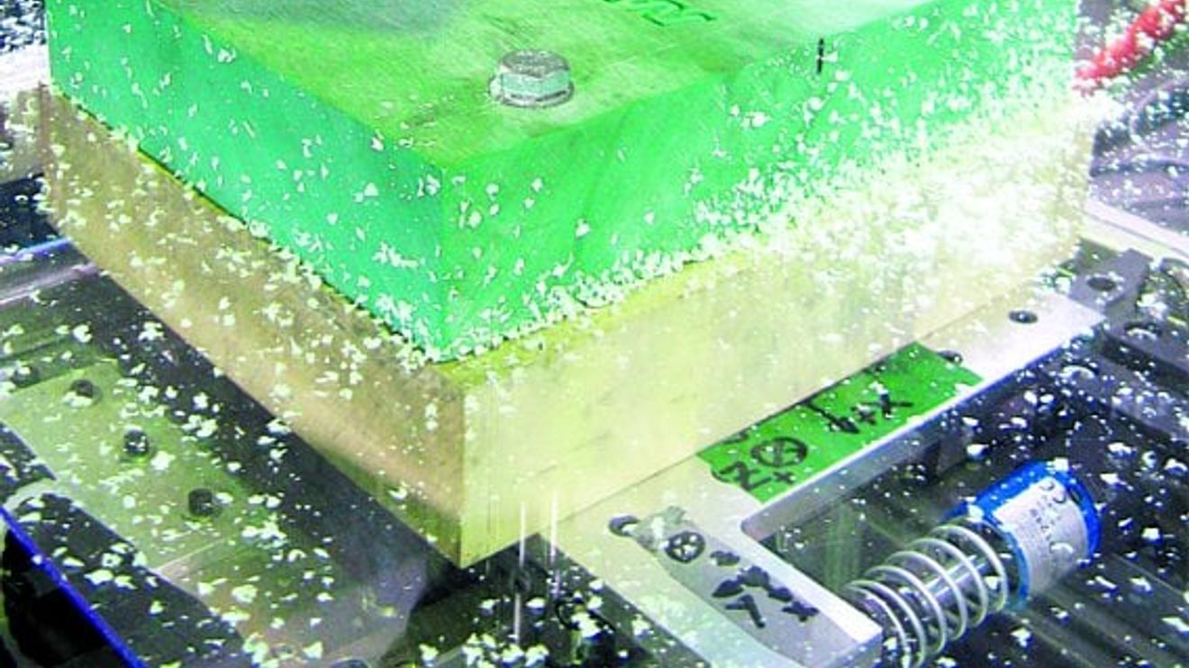 Uni Hannover, Fräsbearbeitung von Kunststoffteilen mit FLächenmotor und 5 achsiger Hybridkinematik