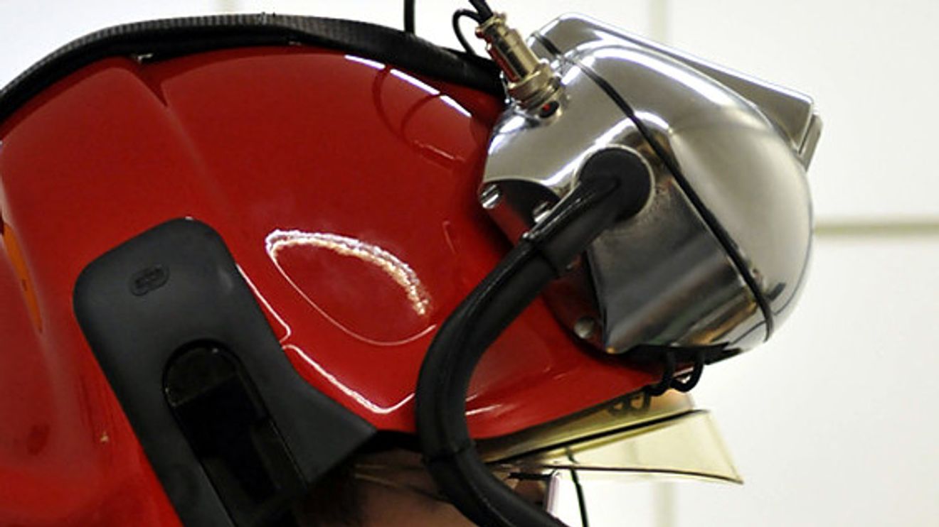 TU Wien, Feuerwehrhelm mit Datenbrille und Wärmebildkamera TU Wien, Feuerwehrhelm mit Datenbrille und Wärmebildkamera