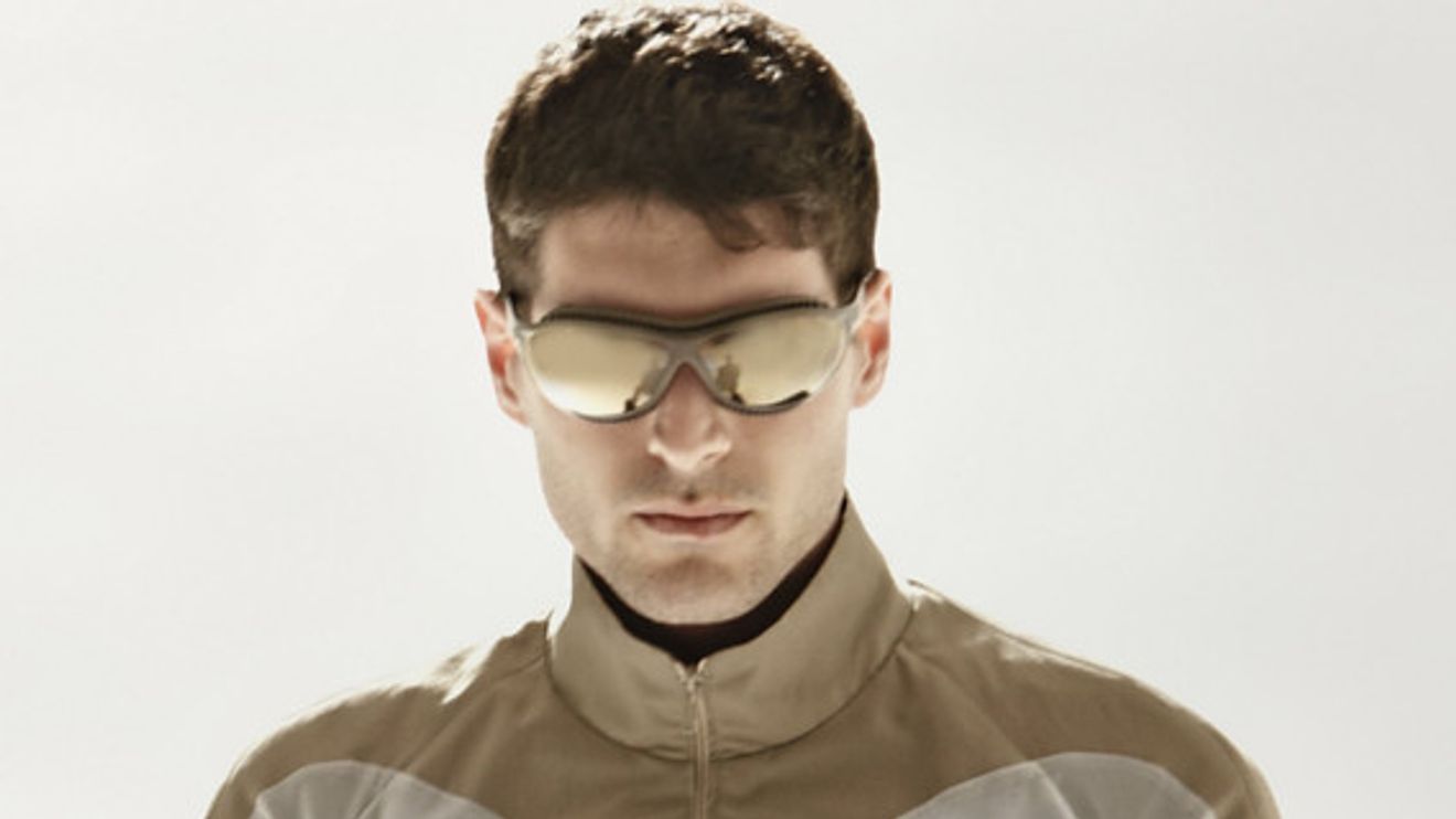 1 Fraunhofer IZM, Hightech Fahrradjacke mit LED, trapazierfähige elektronische Bauteile, Man mit Jacke und Fahrrad