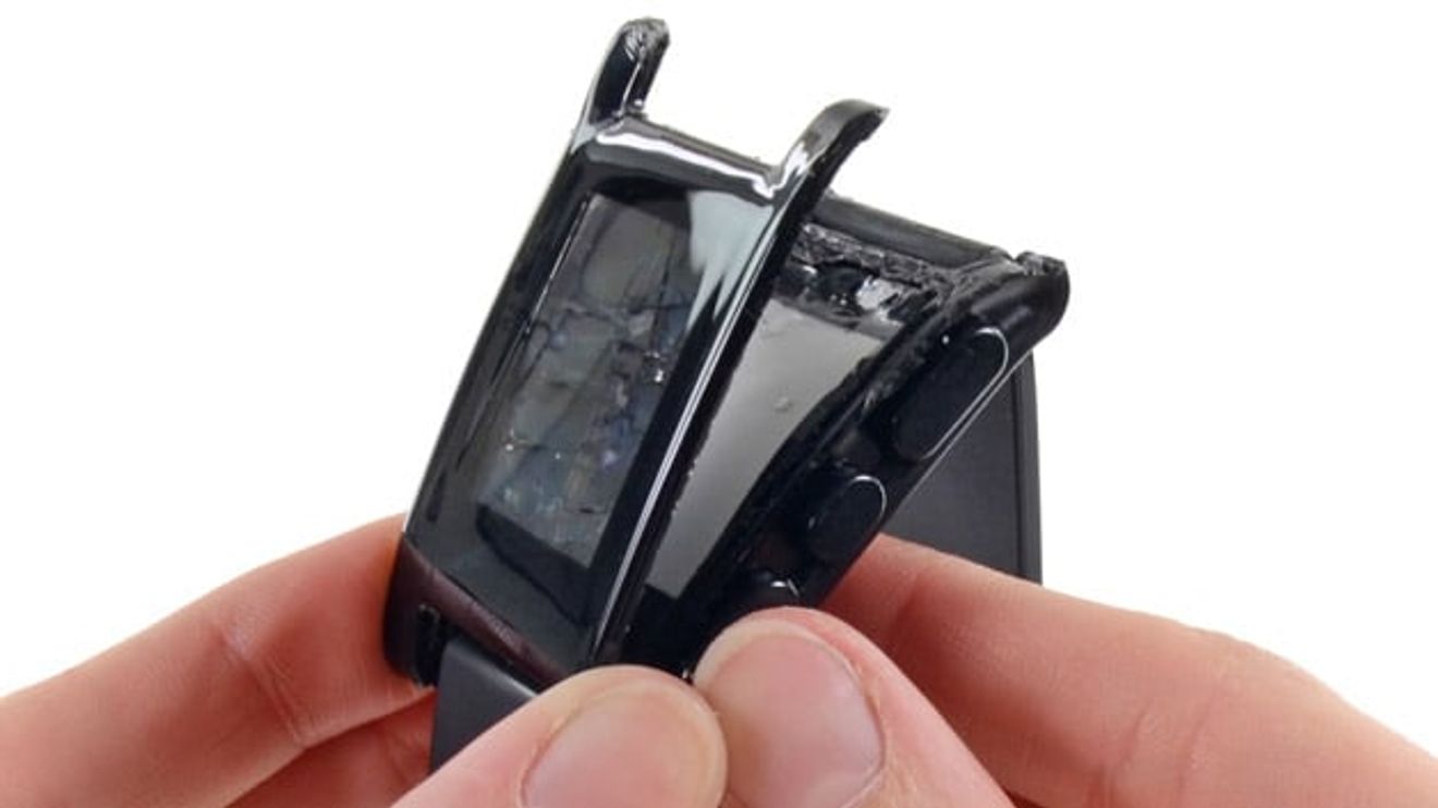 Smartwatch Pebble mit angehobener Displayabdeckung Smartwatch Pebble mit angehobener Displayabdeckung