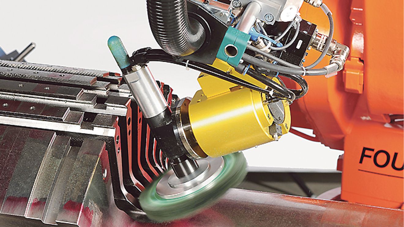 Roboter basierte Entgrat-Lösung von Indat für Generatorwellen Roboter basierte Entgrat-Lösung von Indat für Generatorwellen