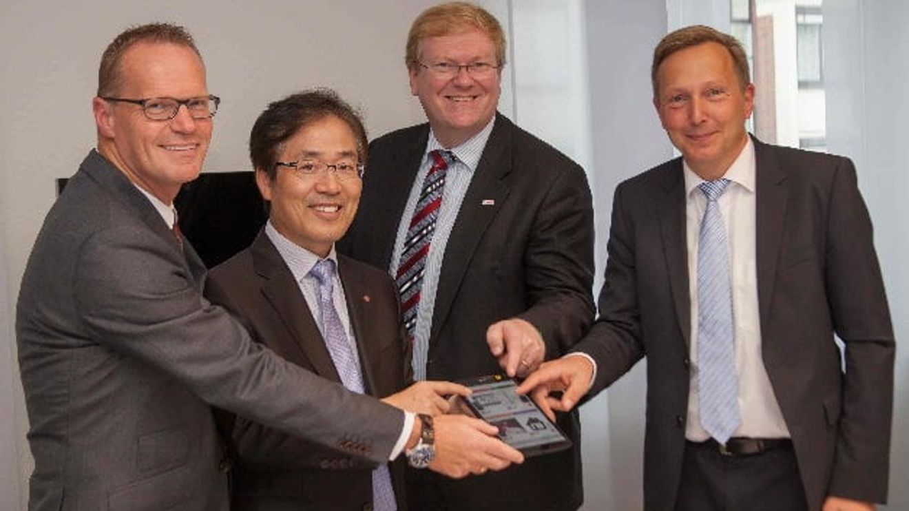 Cisco, ABB, Bosch und LG wollen gemeinsam eine Software-Plattform für Smart Homes bereitstellen. Von links nach rechts: Michael Ganser (Cisco), Byunghoon Min (LG), Stefan Hartung (Bosch), Martin Schumacher (ABB) Cisco, ABB, Bosch und LG wollen gemeinsam eine Software-Plattform für Smart Homes bereitstellen. Von links nach rechts: Michael Ganser (Cisco), Byunghoon Min (LG), Stefan Hartung (Bosch), Martin Schumacher (ABB)