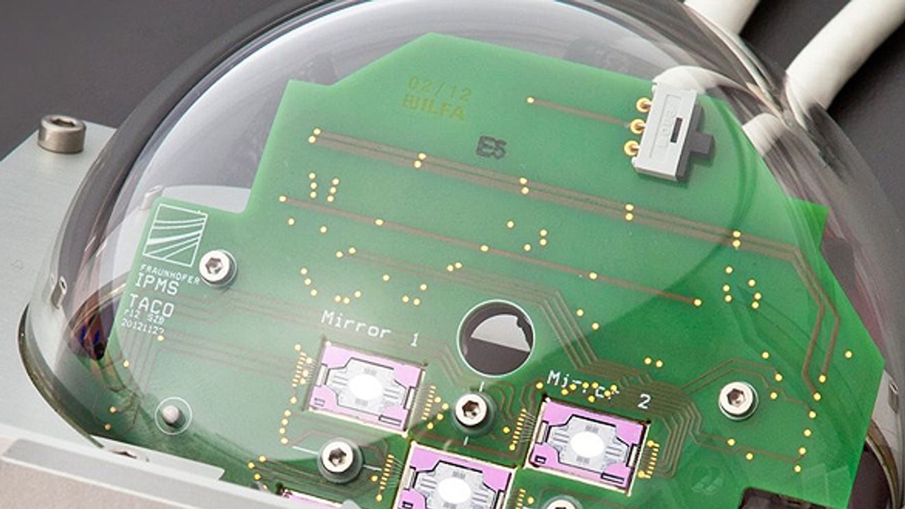 Ein Prototyp eines optischen Scankopfs mit integriertem MEMS-Scannerspiegel-Array ist auf der Security in Essen zu sehen. Ein Prototyp eines optischen Scankopfs mit integriertem MEMS-Scannerspiegel-Array ist auf der Security in Essen zu sehen.